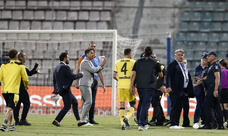 Καρυπίδης: «Ντου» στην Φραπάρτ που χρειάστηκε προστασία για να φτάσει στα αποδυτήρια! (vid)