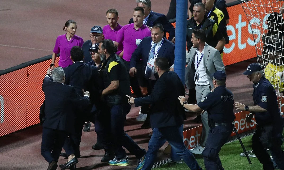 Η Στεφανί Φραπάρτ έγραψε στο φύλλο αγώνα οτι ο Θόδωρος Καρυπίδης και άλλα δύο μέλη του Άρη προσπάθησαν να την χτυπήσουν και αποχώρησε από άλλη έξοδο από το Πανθεσσαλικό.