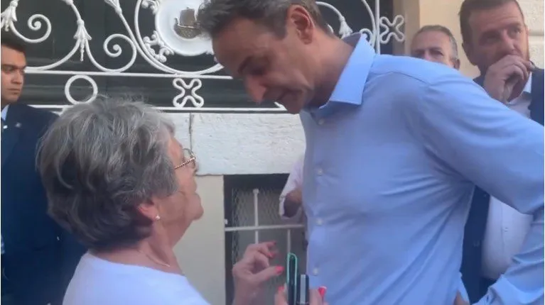 Όλη η αναισθησία του Κυριάκου σε ένα βίντεο: «Πεινάω» του είπε η χαμηλοσυνταξιούχος – Ζητιάνεψε για βοήθεια γιατί «δεν βγαίνει» αλλιώς, αποκρίθηκε εκείνος