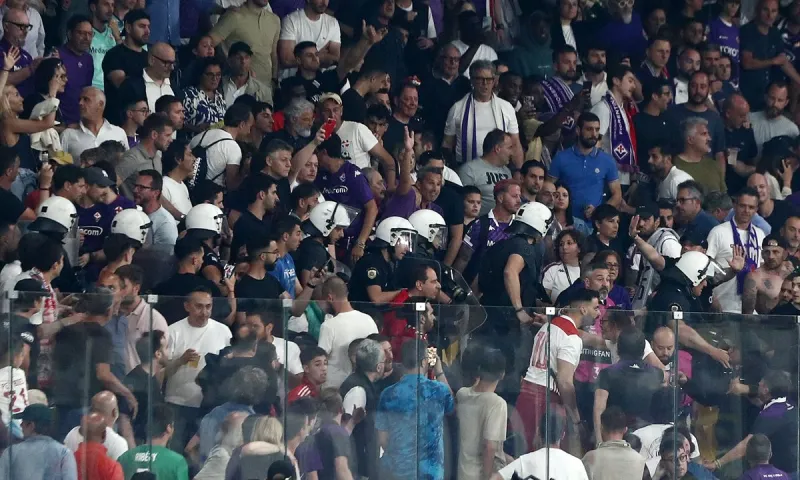 Ολυμπιακός - Φιορεντίνα: Ένταση στην OPAP Arena (vid)