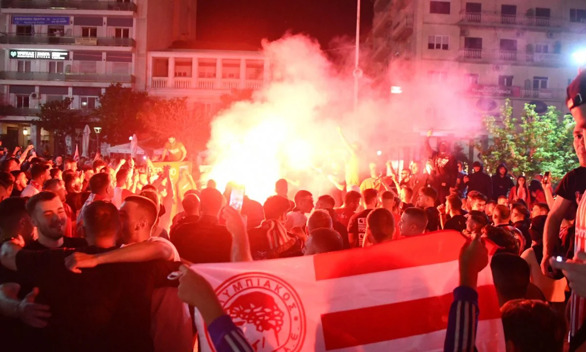 Ανακοίνωση μήνυμα έκανε η Θύρα 7 για την επιτυχία του Ολυμπιακού στο Conference League. Γι’ αυτούς στον ουρανό…