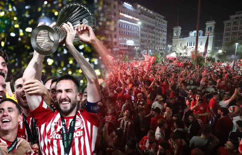 Δεν είναι μόνο το τρόπαιο - Ο θρίαμβος του Ολυμπιακού ξύπνησε τον Έλληνα από τον εθνικό λήθαργο και τα μηνύματα της Πόλης «χαράχτηκαν» ξανά στον λαό!