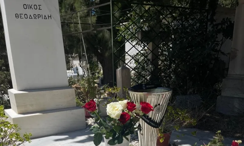 Ανατριχίλα με την κούπα του Conference στον τάφο του Σάββα Θεοδωρίδη