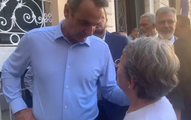 Ο Μητσοτάκης πήγε να δικαιολογήσει τη ντροπιαστική συμπεριφορά του στην κυρία που του είπε «πεινάω» και τα έκανε χειρότερα - «Την έφερε ο επίσκοπος»