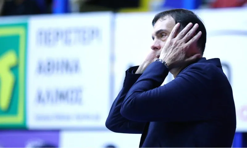 Ένταση στο Περιστέρι, ο Γιώργος Μπαρτζώκας δεν έκανε δηλώσεις ούτε στο flash interview, ούτε και στη συνέντευξη Τύπου