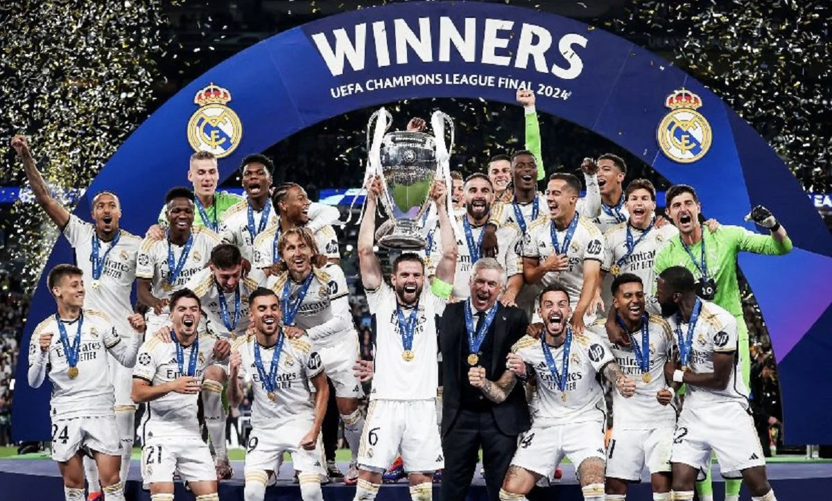 Δείτε την απονομή του 15ου Champions League στη Ρεάλ Μαδρίτης μετά την επικράτησή της με 2-0 επί της Ντόρτμουντ στον τελικό του Γουέμπλεϊ.