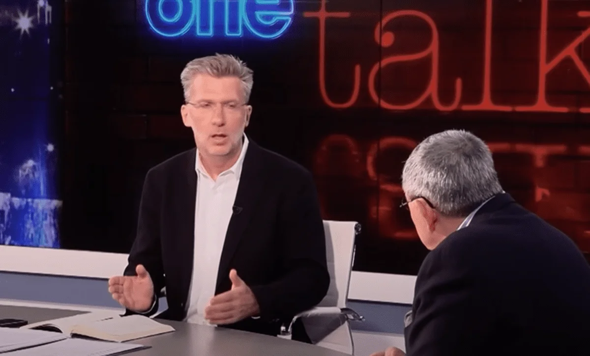 Ακρίβεια: Ο Σκέρτσος πάει να τα «μπαλώσει» μετά τη δήλωση ντροπής ότι οι Γερμανοί αγοράζουν φθηνότερα λόγω χαμηλότερης ποιότητας.