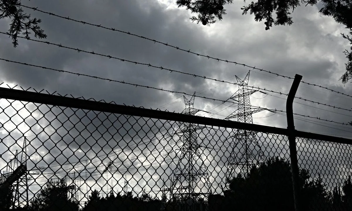 Χαλάνδρι: Μόλις έφυγαν οι αστυνομικοί οι Ρομά άρχισαν πάλι να κλέβουν ρεύμα - Ανεβασμένοι τώρα στα καλώδια της ΔΕΗ