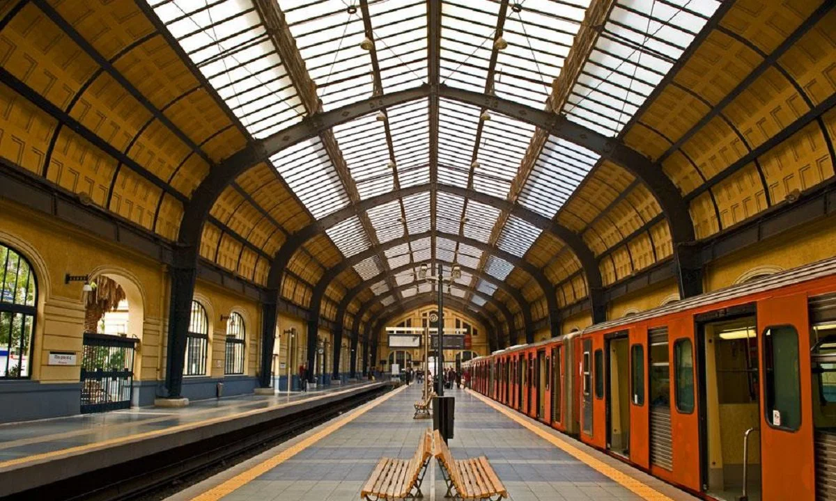 Τον έδειραν μέσα στον Ηλεκτρικό στον Πειραιά για να τον κλέψουν μπροστά στα μάτια έκπληκτων πολιτών- Του πήραν τον σταυρό