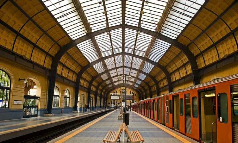 Τον έδειραν μέσα στον Ηλεκτρικό στον Πειραιά για να τον κλέψουν μπροστά στα μάτια έκπληκτων πολιτών- Του πήραν τον σταυρό