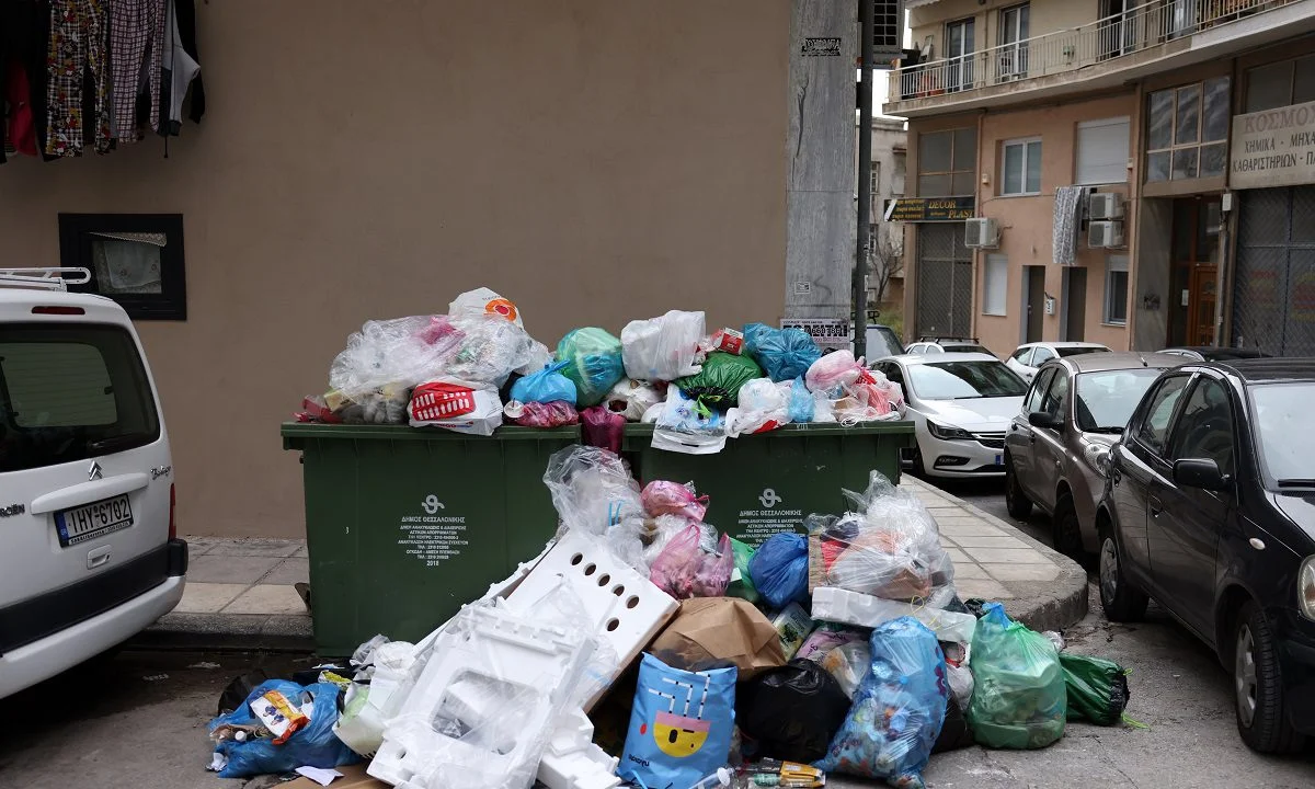 Απίστευτο περιστατικό σε σούπερ μάρκετ! Υπάλληλος πέταξε κατά λάθος τις εισπράξεις στα σκουπίδια! Γιατί πήγε η Πυροσβεστική