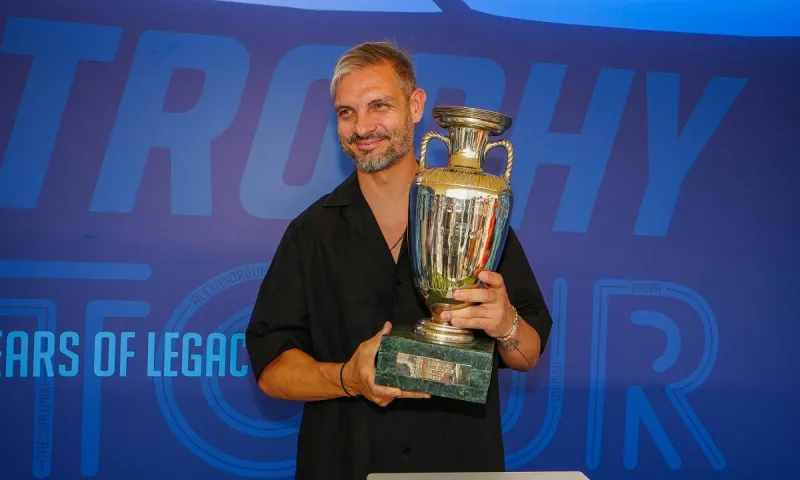 Στιγμές 2004 στο TROPHY TOUR powered by OPAP – Κοσμοσυρροή για το τρόπαιο του Euro 2004 στις ποδοσφαιρικές γιορτές σε Λάρισα, Θεσσαλονίκη και Αλεξανδρούπολη