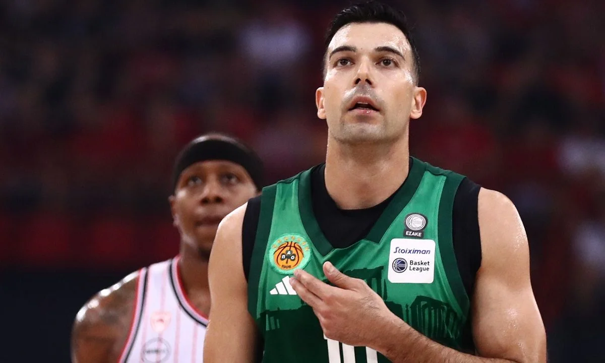 Ο Κώστας Σλούκας απάντησε στα υβριστικά συνθήματα των οπαδών του Ολυμπιακού δείχνοντας το σήμα του Παναθηναϊκού με τα 7 αστέρια.