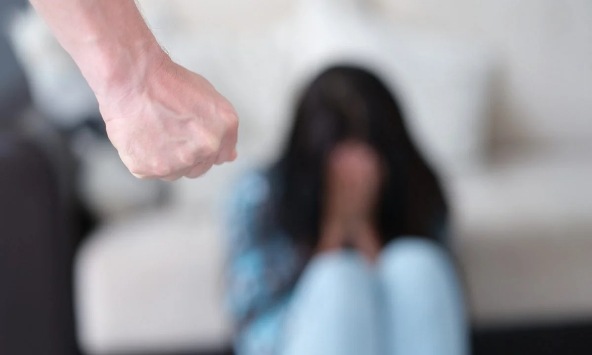 Κυψέλη: Ξυλοδαρμός γυναίκας από τον άνδρα της μπροστά στα μάτια του παιδιού τους