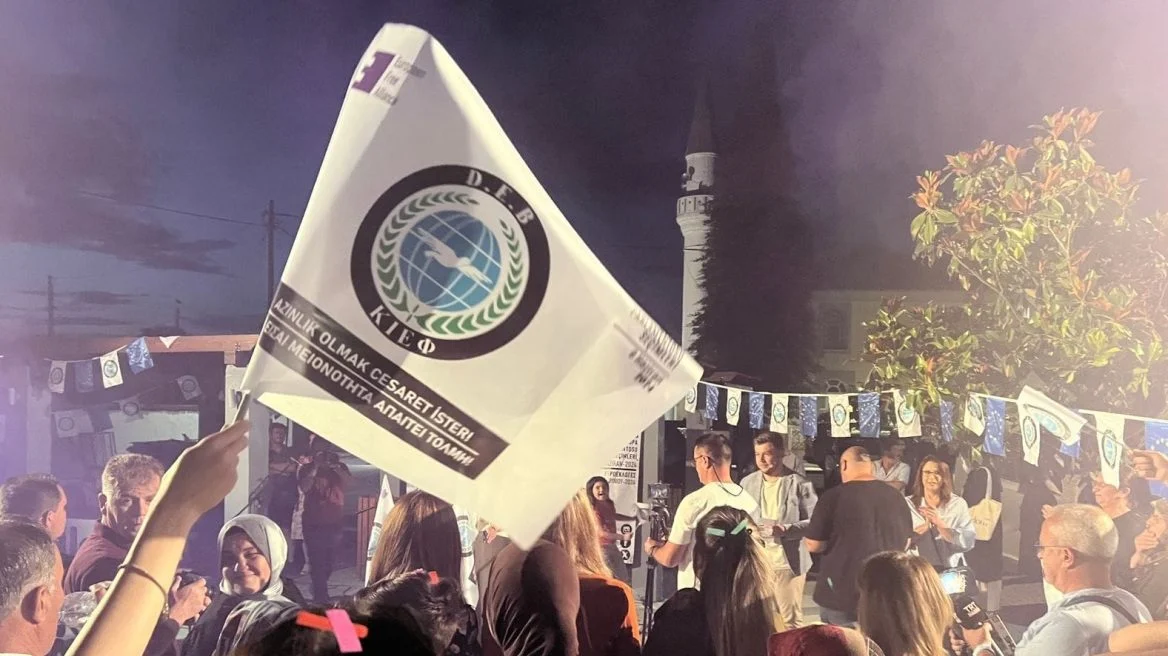 Με τις πλάτες ΝΔ, ΠΑΣΟΚ και ΣΥΡΙΖΑ, το τουρκοκίνητο κόμμα DEB κατοχύρωσε ακόμα μια πρωτιά που θα χρησιμοποιηθεί ως «εργαλείο» για τις τουρκικές διεκδικήσεις.