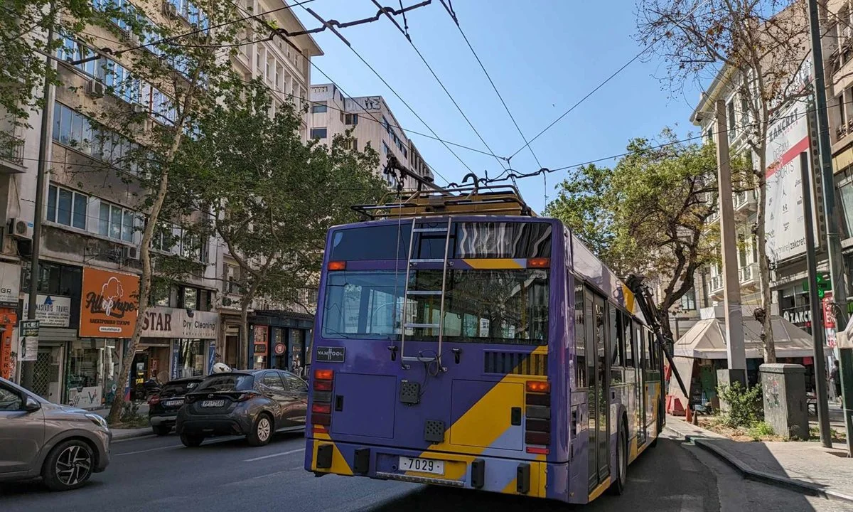 Τροχαίο στα Πατήσια: Τρόλεϊ έπεσε πάνω σε σταθμευμένο ΙΧ