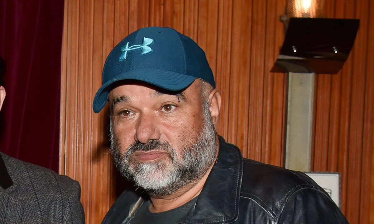 Αθωώθηκε ο πρώην σκηνοθέτης της τηλεοπτικής σειράς «Σασμός» Κώστας Κωστόπουλος από το αδίκημα του βιασμού της Έλενας Αθανασοπούλου,