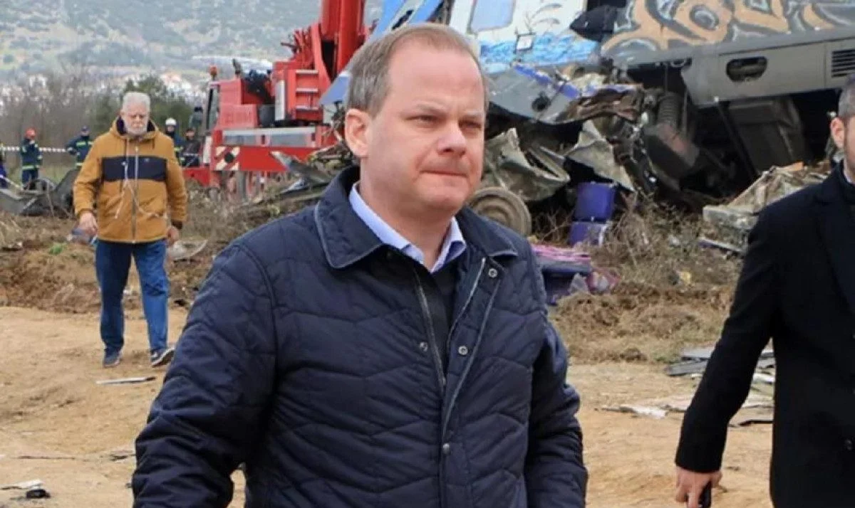 Ακραία προκλητικός και αλαζόνας, ο Κώστας Αχ. Καραμανλής επιχείρησε να «ξεπλυθεί» στην ταπεινωτική «νίκη» της ΝΔ στις εκλογές.