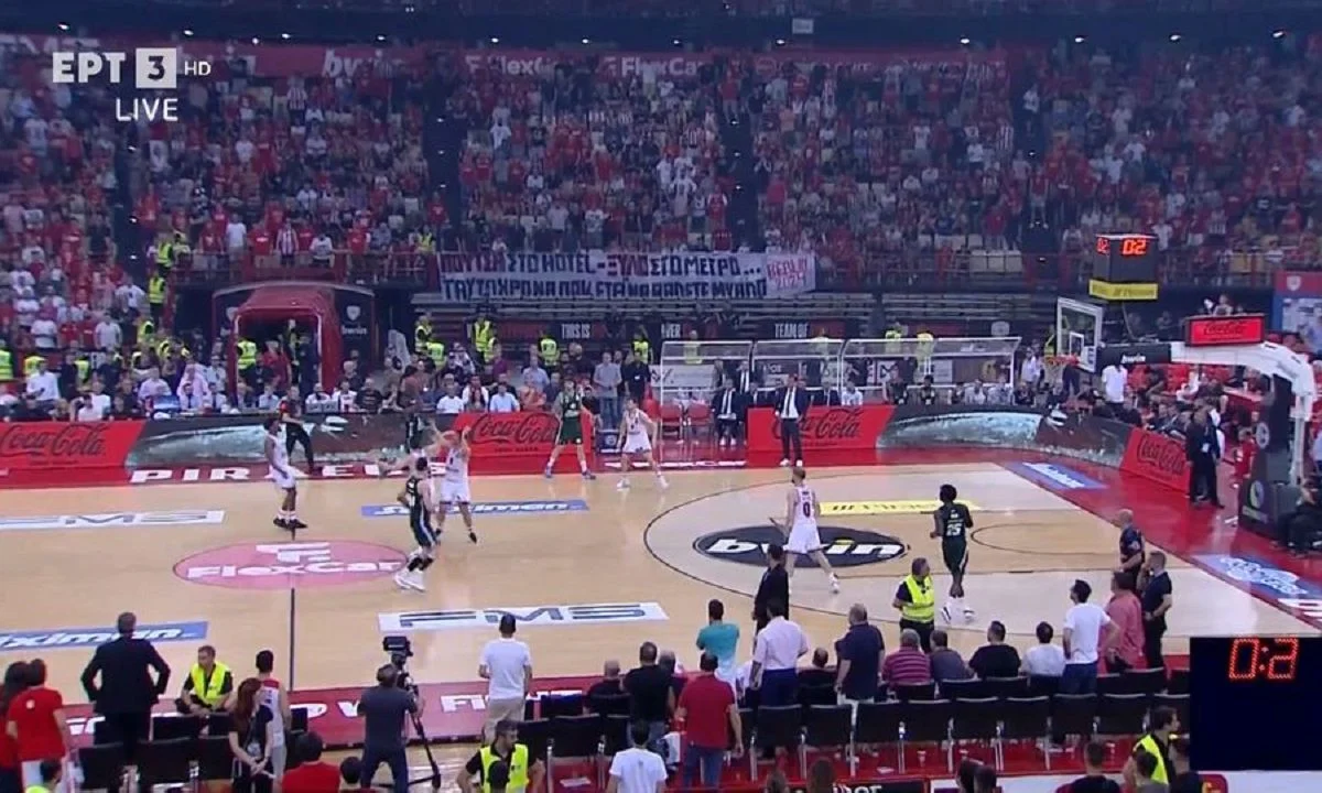 Ολυμπιακός - Παναθηναϊκός: Αδιανόητο buzzer beater πέτυχε στο τέλος του ημιχρόνου ο Γκραντ, από το κέντρο! - Άναυδος ο Μπαρτζώκας.
