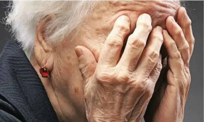 Μενίδι ΤΩΡΑ : Εγγονός ξυλοκόπησε τη γιαγιά του