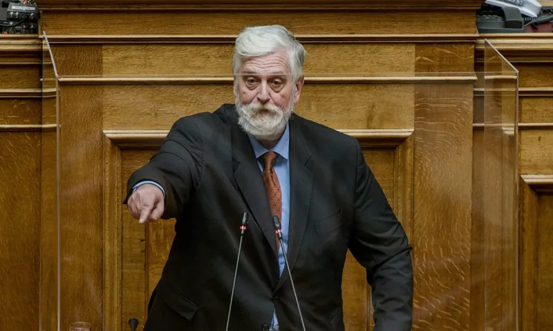 Άρχισαν τα εσωκομματικά «μαχαιρώματα» για την κατρακύλα της ΝΔ - Ο Γιάννης Λοβέρδος είπε ότι «υπάρχουν και τενεκέδες» στην κυβέρνηση!