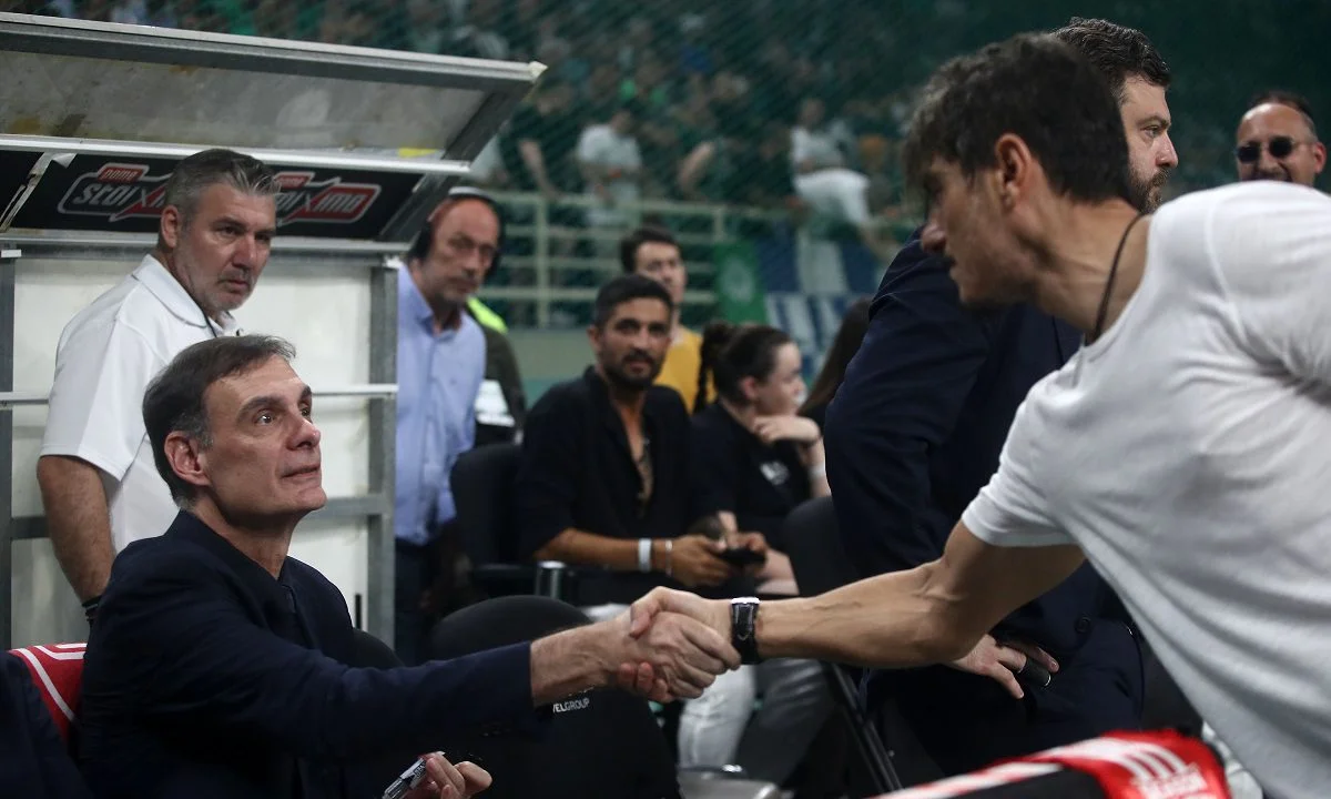 Ο Δημήτρης Γιαννακόπουλος χαιρέτησε την αποστολή του Ολυμπιακού πριν την έναρξη του 5ου τελικού - Η χειραψία με τον Γιώργο Μπαρτζώκα.