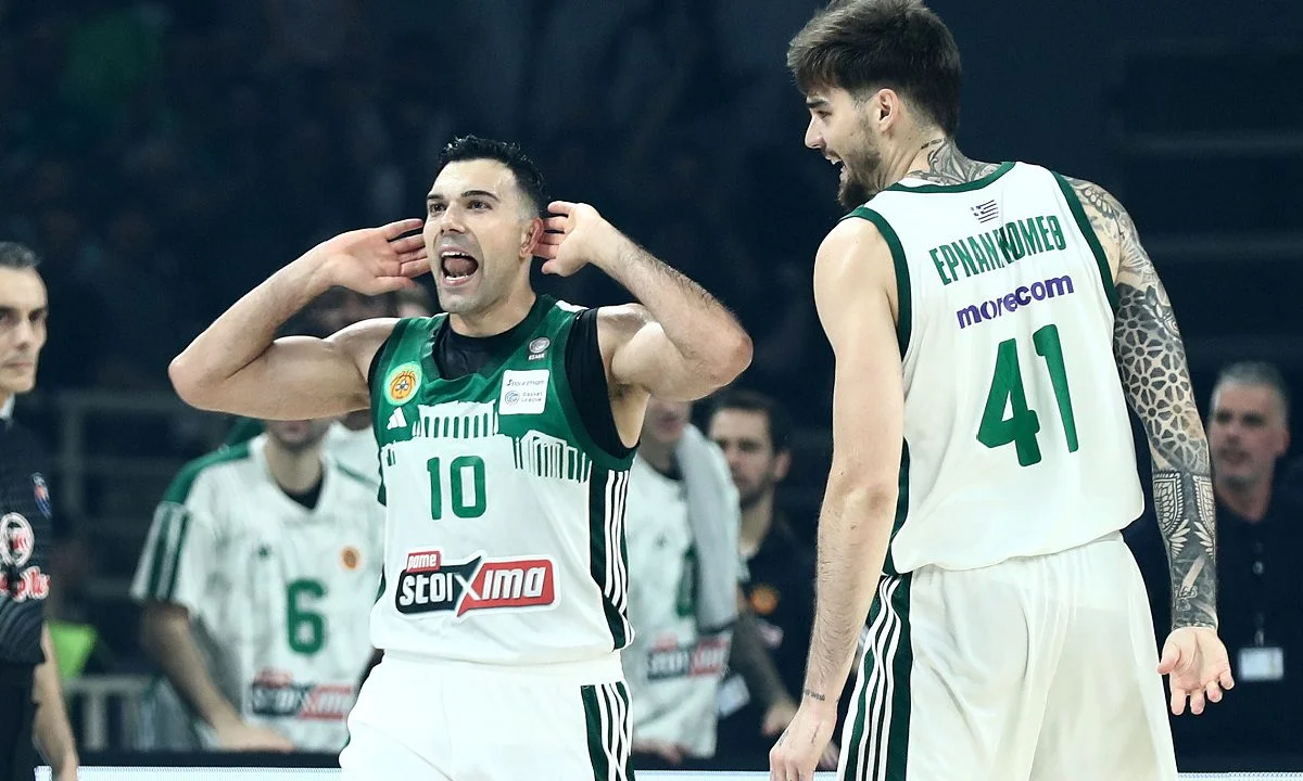 Ο Κώστας Σλούκας ευστόχησε σε τρίποντο και στη συνέχεια πανηγύρισε έντονα προς το μέρος του πάγκου του Ολυμπιακού με τη γλώσσα έξω.