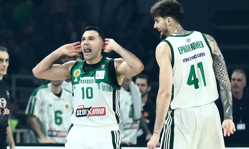 Βάζει τρίποντο ο Σλούκας και βγάζει γλώσσα στον Μπαρτζώκα (vid)