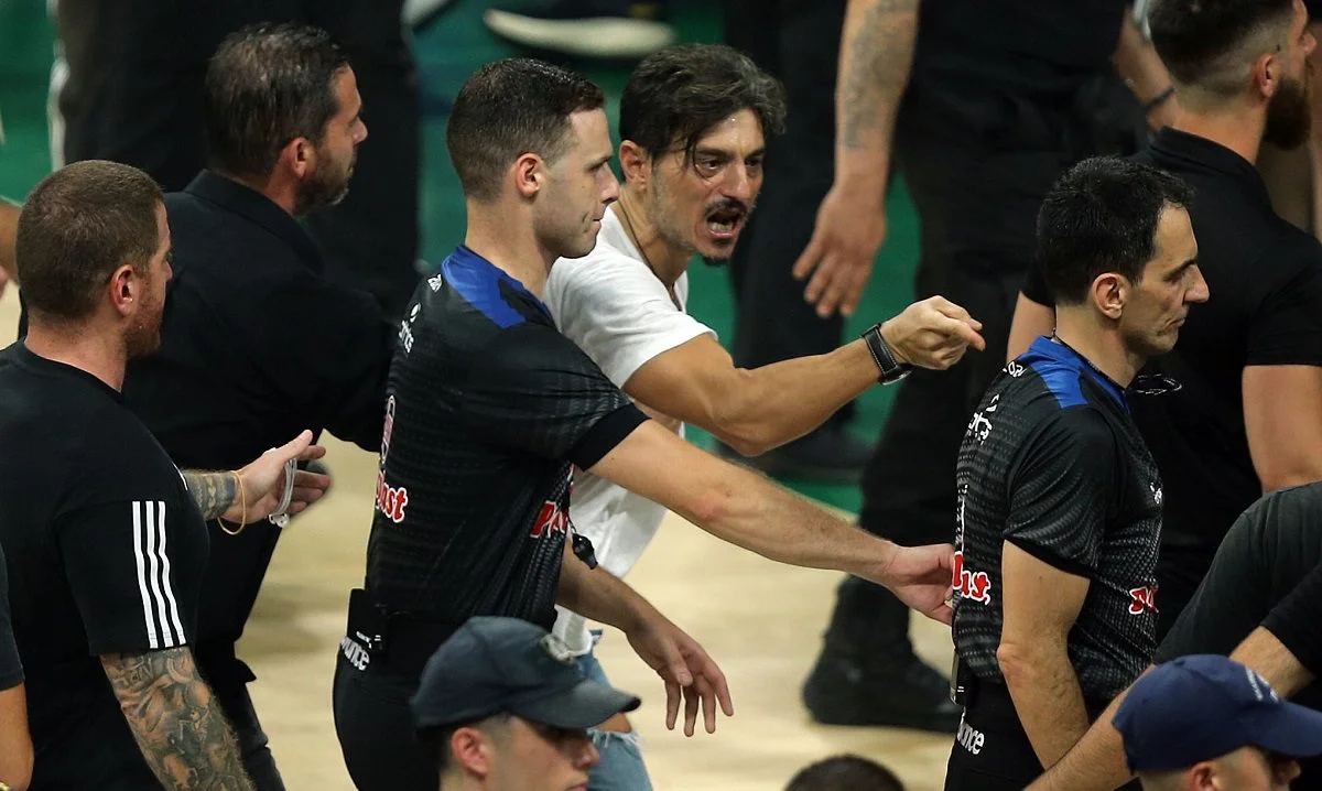 Ο Δημήτρης Γιαννακόπουλος επιτέθηκε στην ΕΟΚ και ΚΕΔ μετά τον 5ο τέλικο: «Πρέπει να παραιτηθούν, ντροπή όλα όσα είδαμε στους τελικούς»
