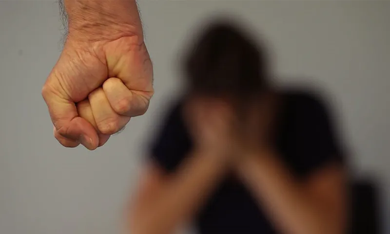 Άγιοι Ανάργυροι: Άγριος ξυλοδαρμός ανήλικου από αλκοολικό πατέρα