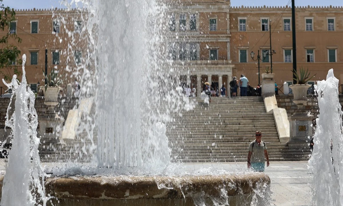 Καιρός: Ανεβαίνει και πάλι η θερμοκρασία από τη Δευτέρα 17 Ιουνίου, όπως αναφέρει η πρόγνωση της ΕΜΥ. Δείτε αναλυτικά το δελτίο καιρού.