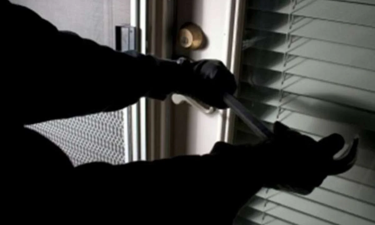 Ένοπλη ληστεία σημειώθηκε σε σπίτι στη Νέα Σμύρνη, όταν μια γυναίκα ήρθε πρόσωπο με πρόσωπο με αλλοδαπό, ο οποίος την απείλησε με όπλο.