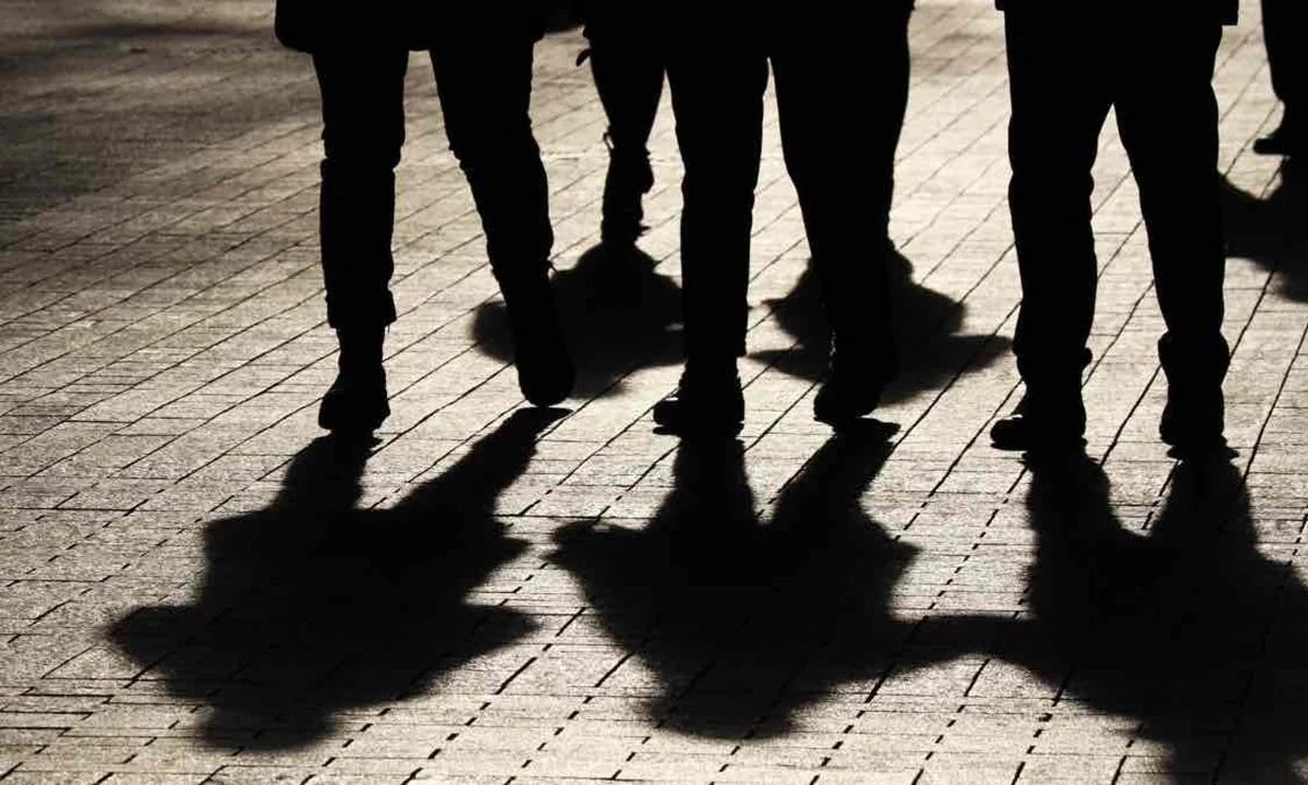 Θύμα ληστείας έπεσε 15χρονος στη Γλυφάδα, με τους δράστες να τον απειλούν με μαχαίρι και να του κλέβουν το κινητό τηλέφωνο