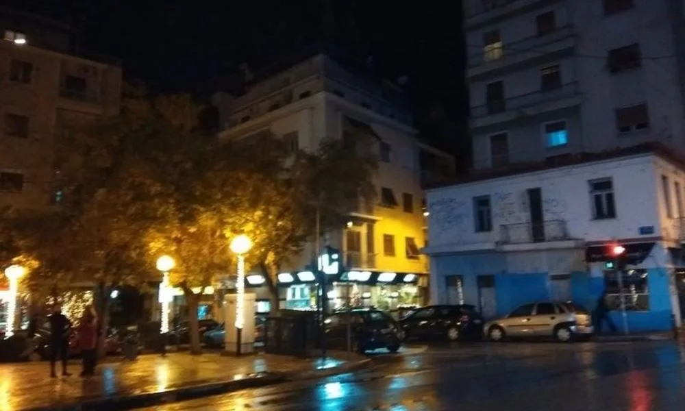 Περίπου 20 άτομα τα έβαλαν με αλλοδαπό στην Πλατεία Κολιάτσου, κατορθώνοντας να του αφαιρέσουν προσωπικά αντικείμενα.