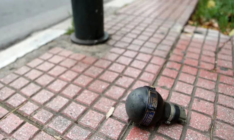 Σοβαρά επεισόδια με πέτρες κατά αστυνομικών έξω από τη ΓΑΔΑ!