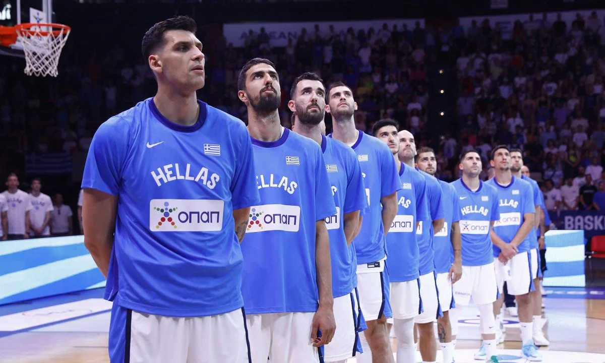 Ελλάδα - Πολωνία: Θερμό χειροκρότημα από χιλιάδες φιλάθλους στο ΣΕΦ κατά την ανάκρουση του Εθνικού μας ύμνου πριν την έναρξη του φιλικού.