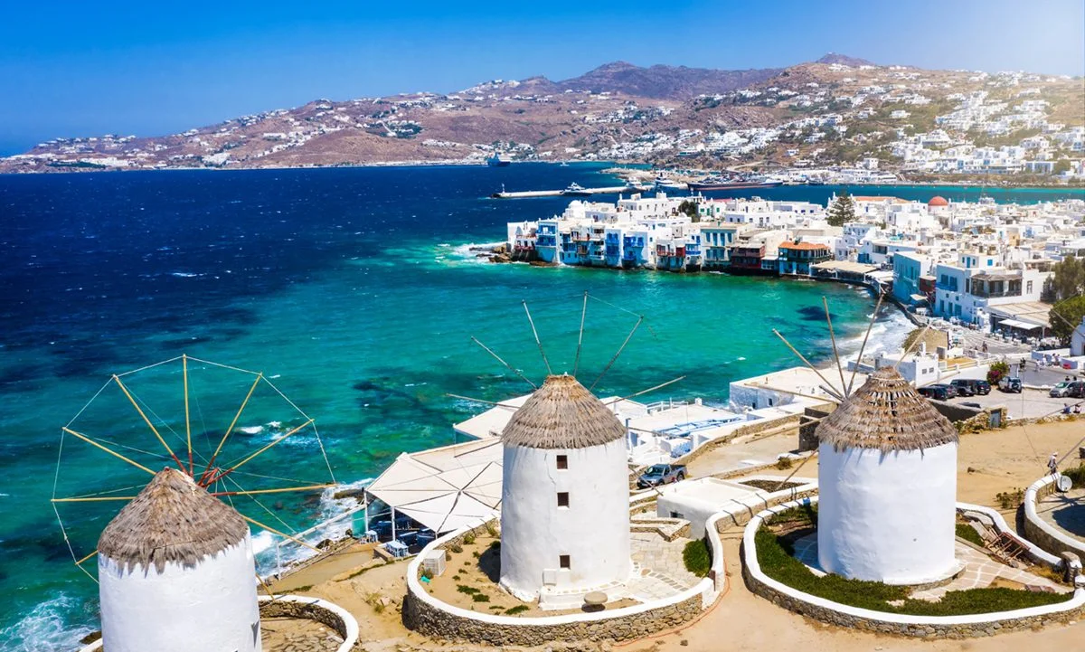 Κάθε χρόνο το τριήμερο του Αγίου Πνεύματος η Μύκονος γεμίζει από επισκέπτες με τους Έλληνες celebrities να έχουν την τιμητική τους.