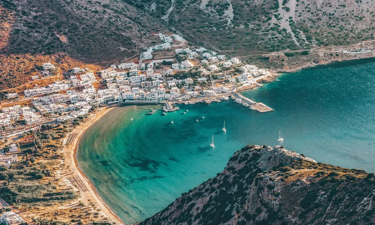 Η Σίφνος αποτελεί αγαπημένο προορισμό Ελλήνων και ξένων τουριστών ανά τον κόσμο.