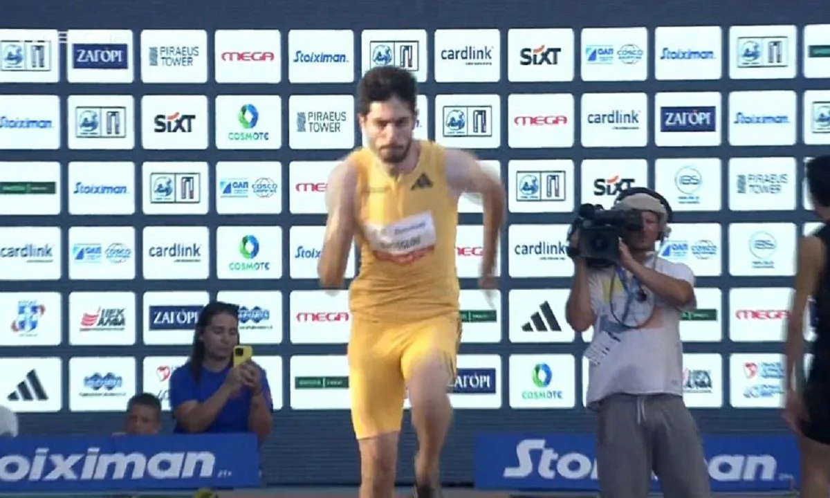 Ο Μίλτος Τεντόγλου νίκησε στο Piraeus Street Long Jump, αλλά δεν κατάφερε να σπάσει το πανελλήνιο ρεκόρ. Το ατύχημα που είχε με το παπούτσι.