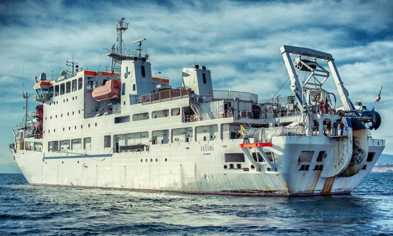 Ιταλικό πλοίο ποντίζει καλώδια οπτικών ινών παρουσία του ελληνικού και τουρκικού πολεμικού ναυτικού! (vid)