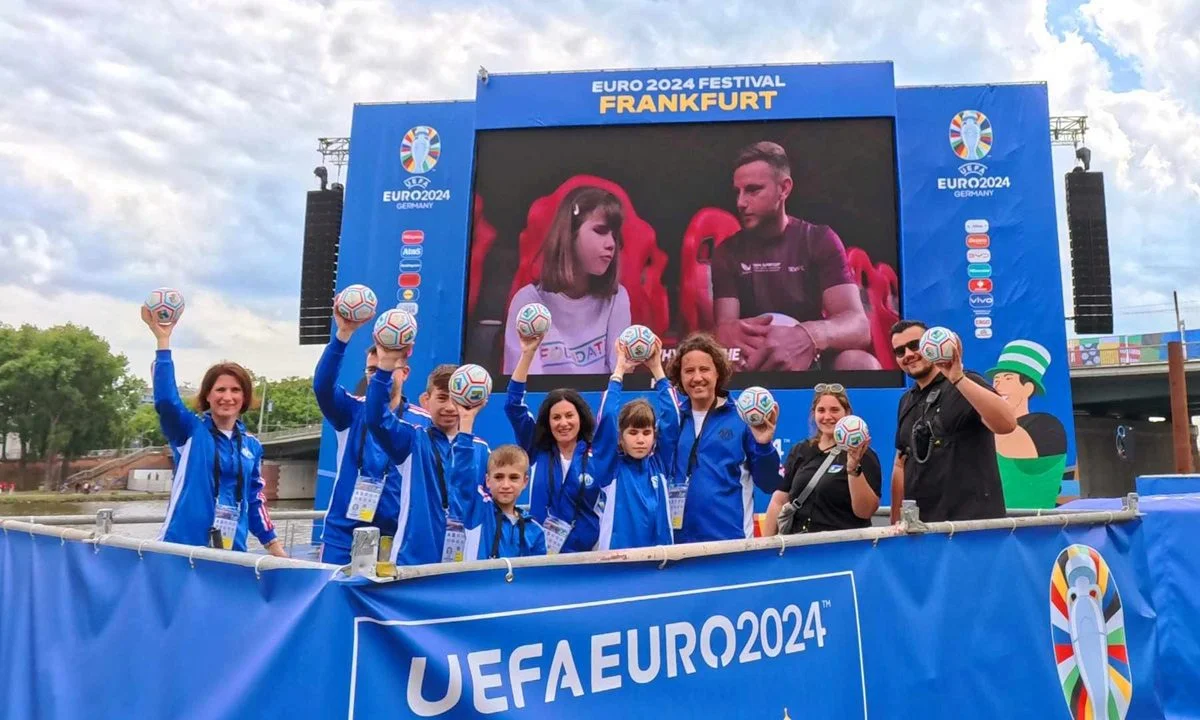 Το Όραμα Νέων Youthorama από την Ελλάδα αποδέχτηκε την πρόσκληση της Οργανωτικής Επιτροπής και διοργάνωσε συμπεριληπτική γιορτή στο μοναδικό πλωτό γήπεδο των 10 fan zones της Γερμανίας.