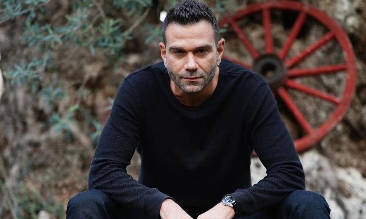 Γνωστός ηθοποιός γίνεται παρουσιαστής για χάρη ενημερωτικής εκπομπής της ΕΡΤ.