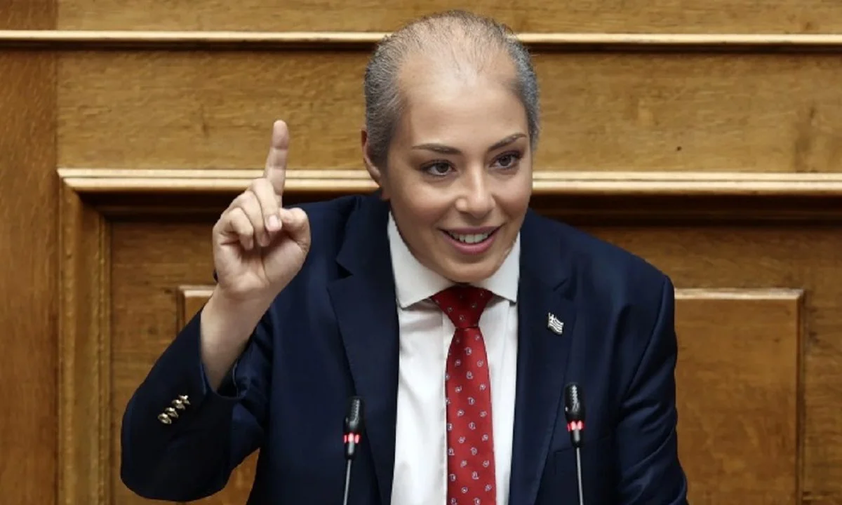 Λατινοπούλου έγινε ο... Βελόπουλος για χάρη της ΝΙΚΗΣ