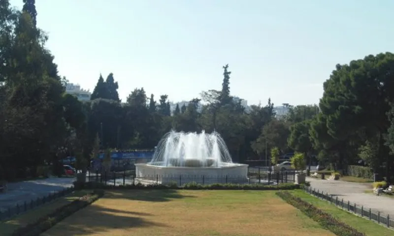 Επιδειξίας χτύπησε μέσα στον καύσωνα στο Ζάππειο