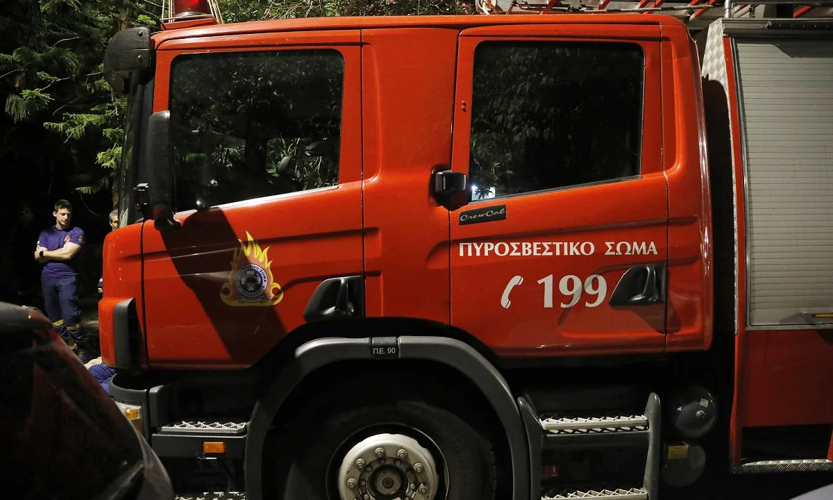 Φωτιά ξέσπασε σε πολυκατοικία στη Νέα Ιωνία την Κυριακή (21/7). Μάλιστα ακούγονταν εκρήξεις από διαφορετικούς ορόφους του κτιρίου.