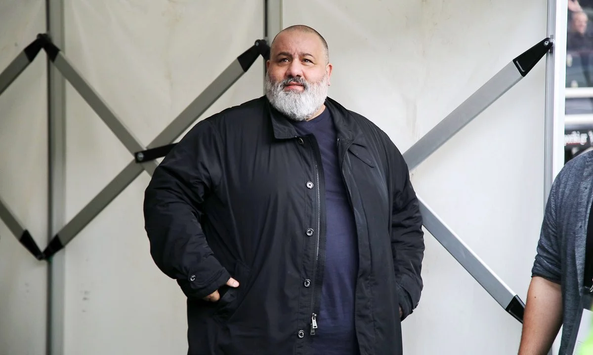 Επίθεση του αντιπροέδρου της ΠΑΕ Ολυμπιακός Κώστα Καραπαπά στον υπεύθυνο Τύπου της ΑΕΚ Τάσο Τσατάλη για το θέμα του γηπέδου της Εθνικής.