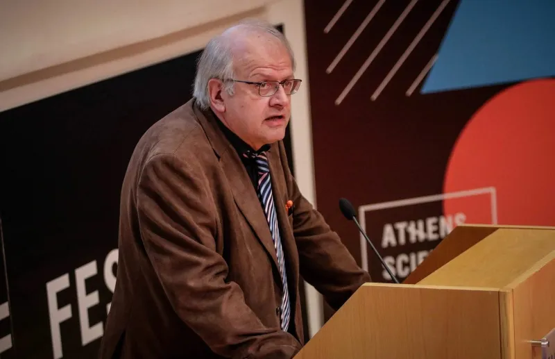 Άκης Τσελέντης σε νέες περιπέτειες: O «ευρωβουλευτής» του καφενείου, έβαλε σε τάξη το Ευρωκοινοβούλιο και τη ΝΙΚΗ