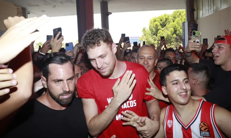 Η άφιξη και η παρουσίαση του Σάσα Βεζένκοφ σε Live Streaming