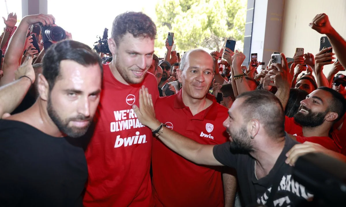 Ο Σάσα Βεζένκοφ έφτασε στο ΣΕΦ και αποθεώθηκε από εκατοντάδες οπαδούς του Ολυμπιακου: Δείτε εικόνες από τη «φρενίτιδα» που επικράτησε.