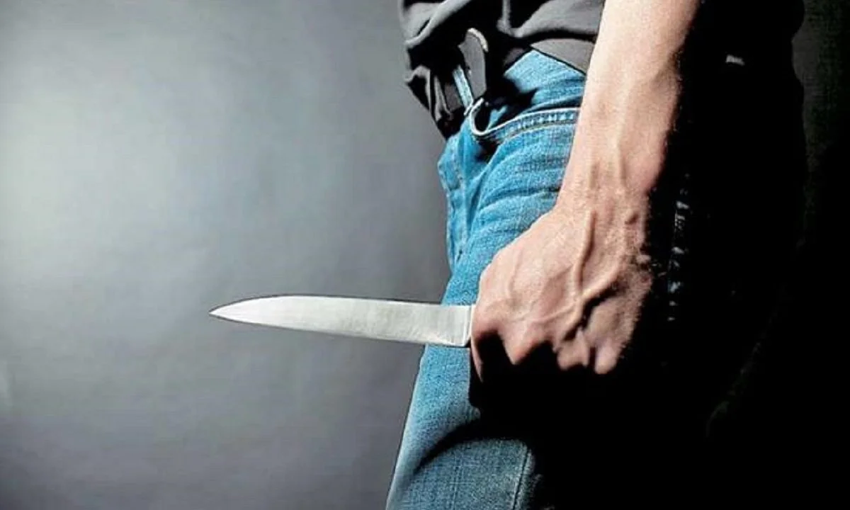 Απίστευτο σκηνικό στο Πεδίον του Άρεως με μια γυναίκα να περιφέρεται κρατώντας μαχαίρι! Υπάλληλοι των ΚΤΕΛ κάλεσαν για βοήθεια.